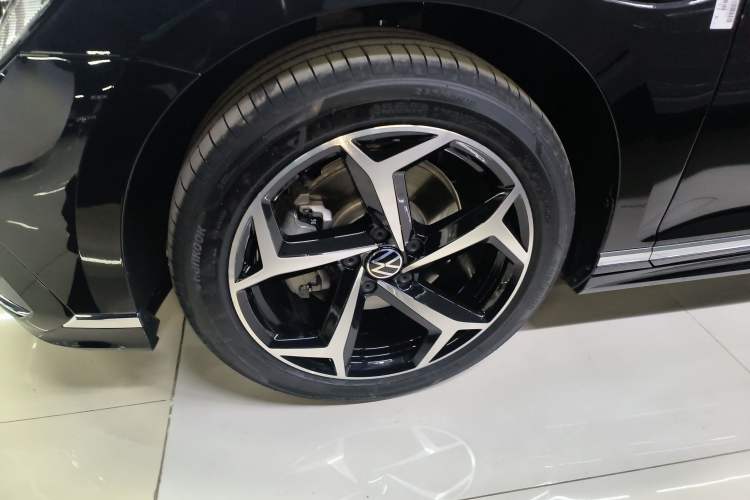 Used Volkswagen Magotan 2026 30 Million Vehicles Selected Model 380TSI DSG Luxury Edition Left Front Wheel Hub