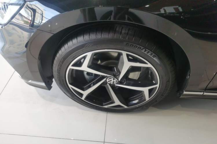 Used Volkswagen Magotan 2026 30 Million Vehicles Selected Model 380TSI DSG Luxury Edition Left Front Wheel Hub