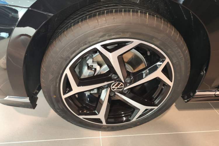 Used Volkswagen Magotan 2026 30 Million Vehicles Selected Model 380TSI DSG Luxury Edition Left Front Wheel Hub