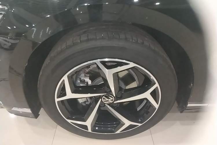 Used Volkswagen Magotan 2026 30 Million Vehicles Selected Model 380TSI DSG Luxury Edition Left Front Wheel Hub