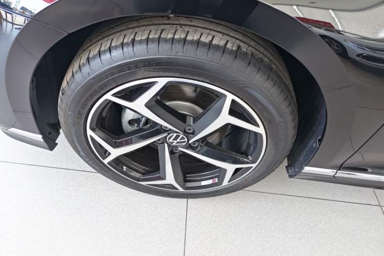 Used Volkswagen Magotan 2026 30 Million Vehicles Selected Model 380TSI DSG Luxury Edition Left Front Wheel Hub