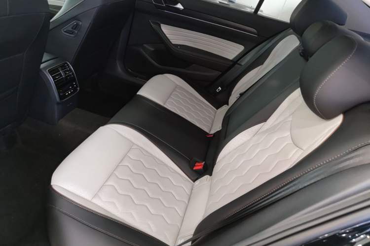 Used Volkswagen Magotan 2026 30 Million Vehicles Selected Model 380TSI DSG Luxury Edition Left Rear Seat