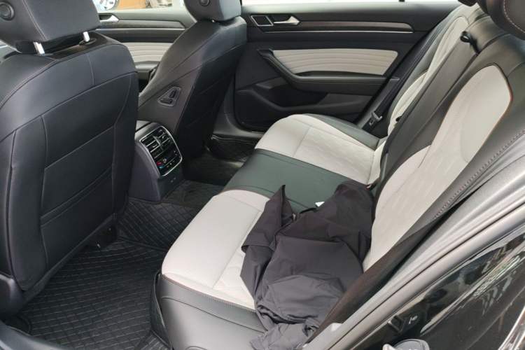 Used Volkswagen Magotan 2026 30 Million Vehicles Selected Model 380TSI DSG Luxury Edition Left Rear Seat