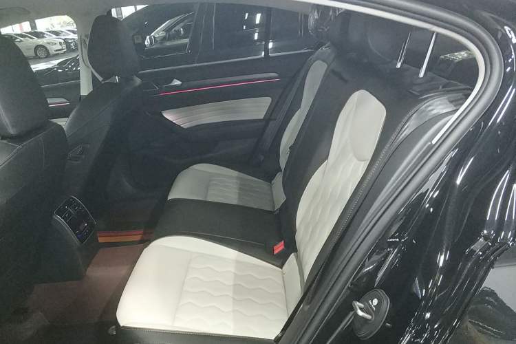 Used Volkswagen Magotan 2026 30 Million Vehicles Selected Model 380TSI DSG Luxury Edition Left Rear Seat