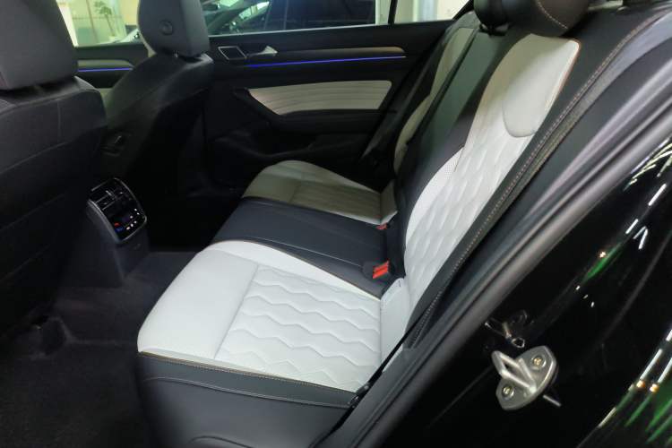 Used Volkswagen Magotan 2026 30 Million Vehicles Selected Model 380TSI DSG Luxury Edition Left Rear Seat