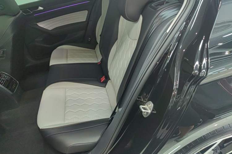 Used Volkswagen Magotan 2026 30 Million Vehicles Selected Model 380TSI DSG Luxury Edition Left Rear Seat