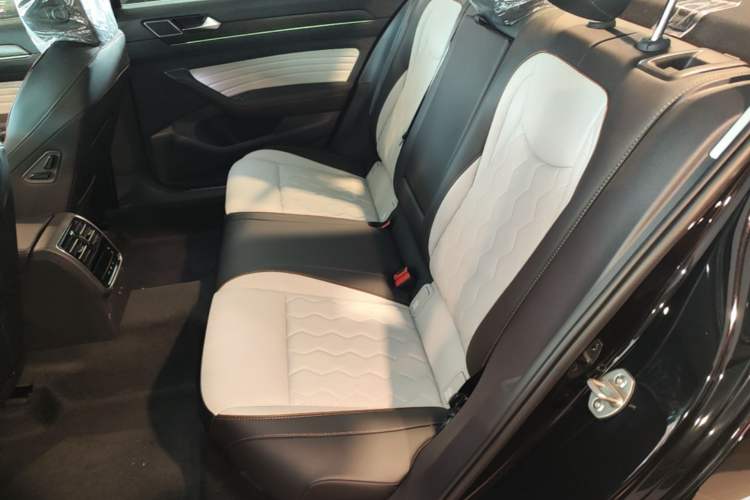 Used Volkswagen Magotan 2026 30 Million Vehicles Selected Model 380TSI DSG Luxury Edition Left Rear Seat