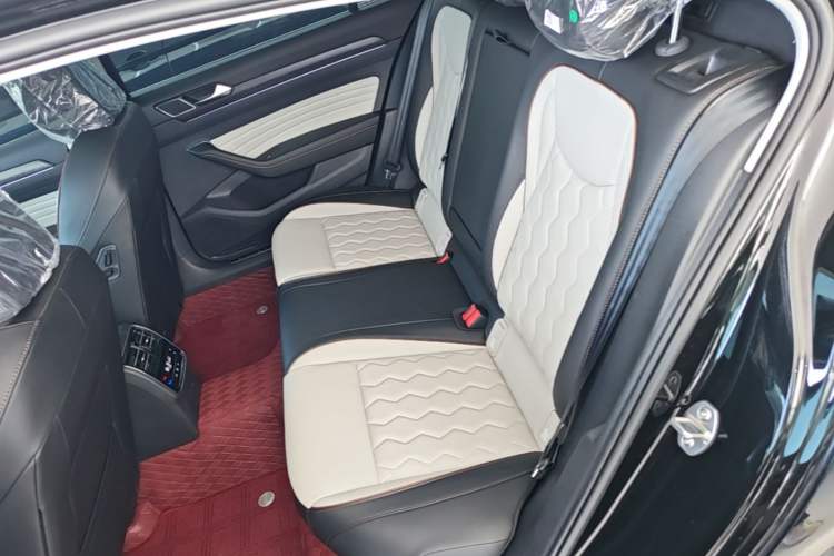 Used Volkswagen Magotan 2026 30 Million Vehicles Selected Model 380TSI DSG Luxury Edition Left Rear Seat