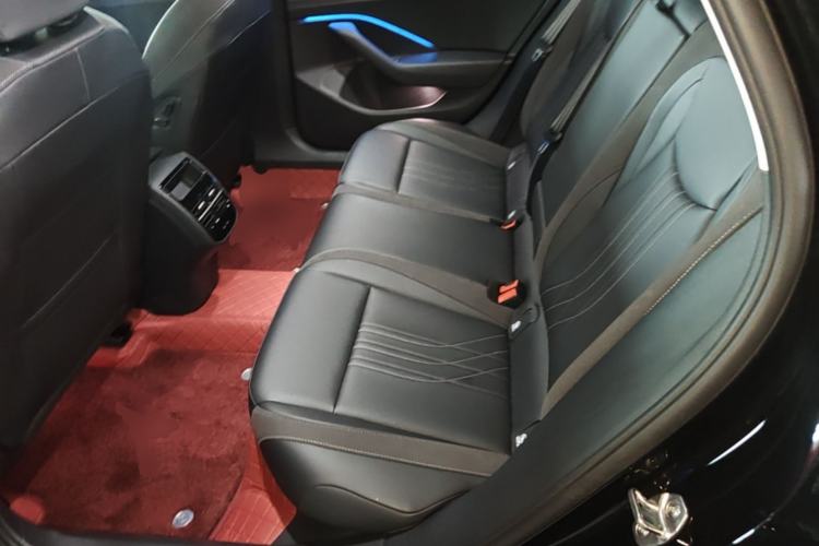 Used Volkswagen Magotan 2026 300TSI Premium Edition Eye-Catching Package Left Rear Seat