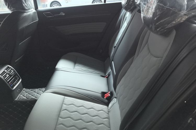 Used Volkswagen Magotan 2026 30 Million Vehicles Selected Model 280TSI DSG Luxury Edition Left Rear Seat