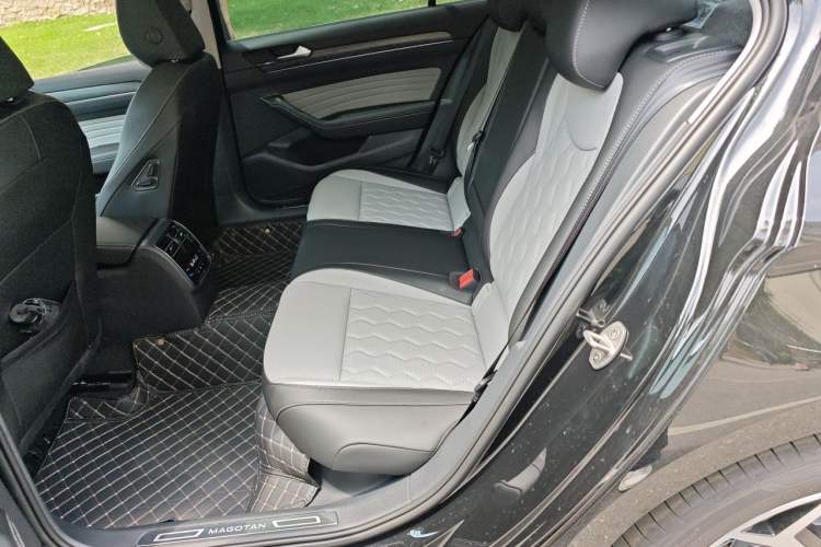 Used Volkswagen Magotan 2026 Model 30 Million Vehicles Selected Edition 330TSI DSG Elite Edition Left Rear Seat