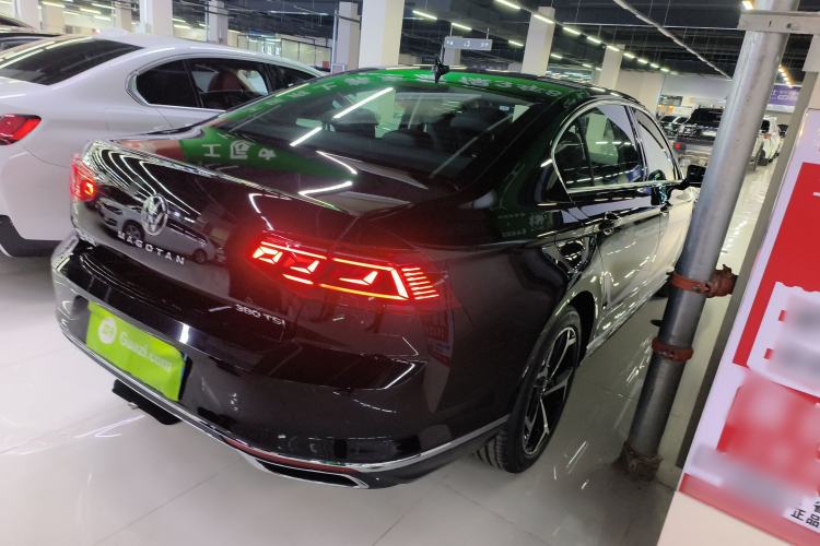 Used Volkswagen Magotan 2026 30 Million Vehicles Selected Model 380TSI DSG Luxury Edition Rear Right 45 Deg