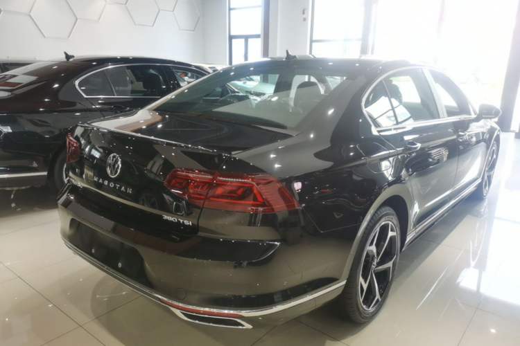 Used Volkswagen Magotan 2026 30 Million Vehicles Selected Model 380TSI DSG Luxury Edition Rear Right 45 Deg