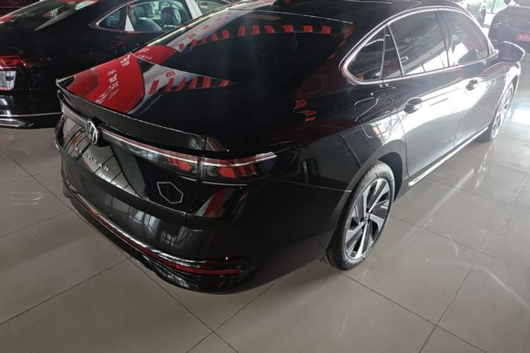 Used Volkswagen Magotan 2026 300TSI Premium Edition Eye-Catching Package Rear Right 45 Deg