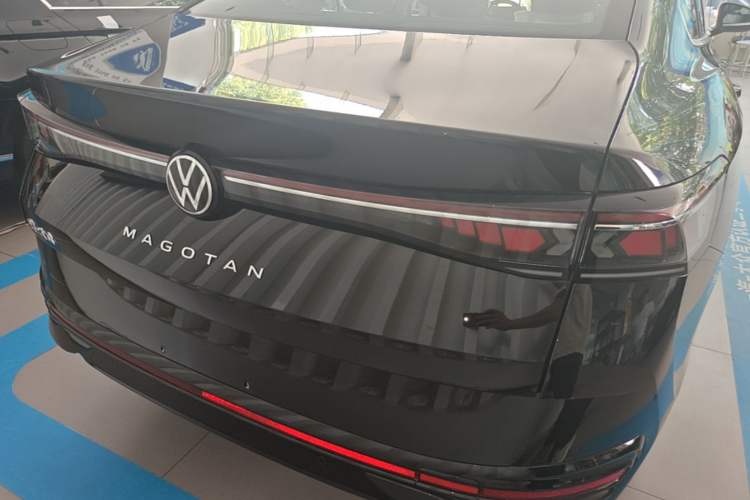 Used Volkswagen Magotan 2026 300TSI Premium Edition Eye-Catching Package Rear
