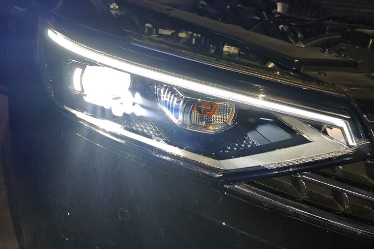 Used Volkswagen Magotan 2026 30 Million Vehicles Selected Model 280TSI DSG Luxury Edition Right Front Headlight