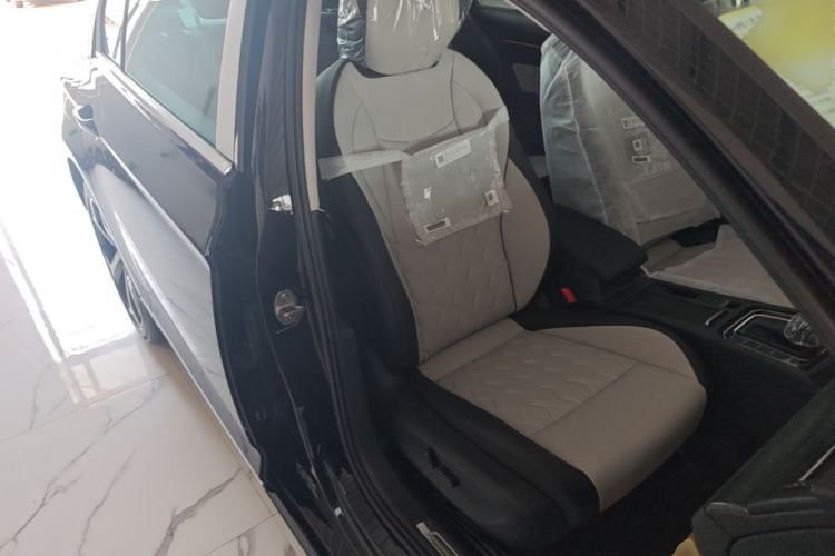 Used Volkswagen Magotan 2026 30 Million Vehicles Selected Model 380TSI DSG Luxury Edition Right Front Seat