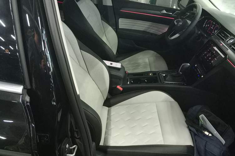 Used Volkswagen Magotan 2026 30 Million Vehicles Selected Model 380TSI DSG Luxury Edition Right Front Seat