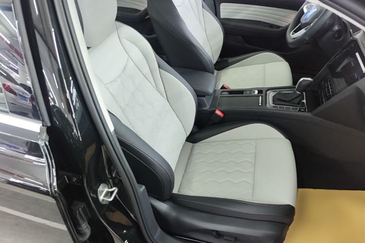Used Volkswagen Magotan 2026 30 Million Vehicles Selected Model 380TSI DSG Luxury Edition Right Front Seat