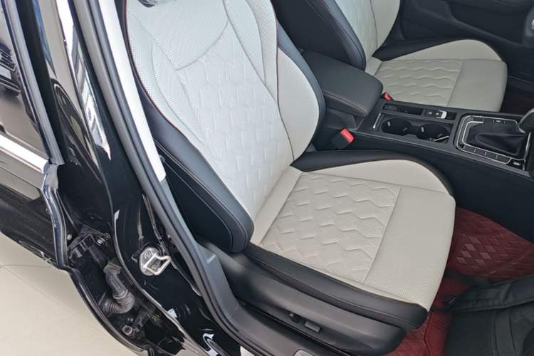 Used Volkswagen Magotan 2026 30 Million Vehicles Selected Model 380TSI DSG Luxury Edition Right Front Seat