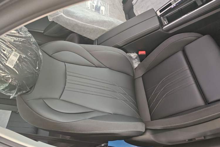 Used Volkswagen Magotan 2026 300TSI Premium Edition Eye-Catching Package Right Front Seat