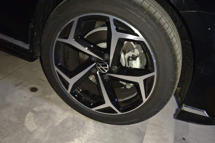Used Volkswagen Magotan 2026 30 Million Vehicles Selected Model 280TSI DSG Luxury Edition Right Front Wheel Hub
