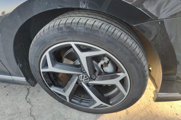 Used Volkswagen Magotan 2026 30 Million Vehicles Selected Model 380TSI DSG Luxury Edition Right Front Wheel Hub