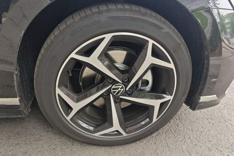 Used Volkswagen Magotan 2026 Model 30 Million Vehicles Selected Edition 330TSI DSG Elite Edition Right Front Wheel Hub