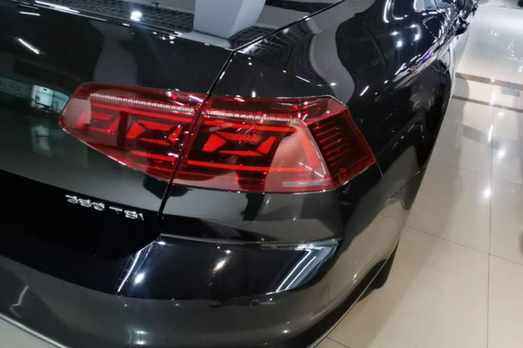 Used Volkswagen Magotan 2026 30 Million Vehicles Selected Model 380TSI DSG Luxury Edition Right Rear Taillight
