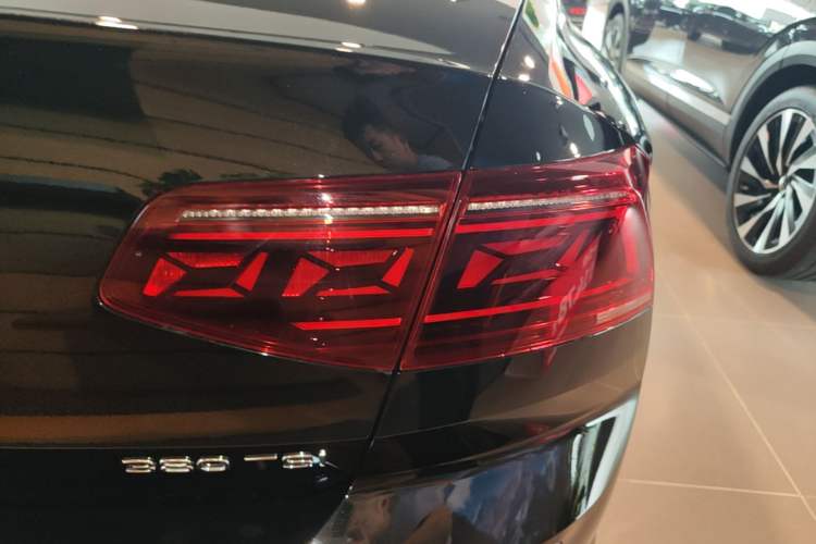 Used Volkswagen Magotan 2026 30 Million Vehicles Selected Model 380TSI DSG Luxury Edition Right Rear Taillight