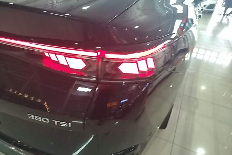 Used Volkswagen Magotan 2026 380TSI DSG Prestige Package—Daimai Package Right Rear Taillight