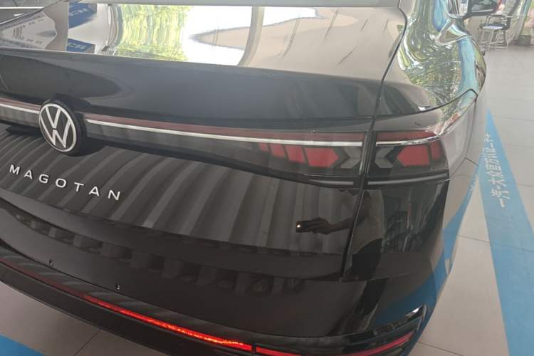 Used Volkswagen Magotan 2026 300TSI Premium Edition Eye-Catching Package Right Rear Taillight