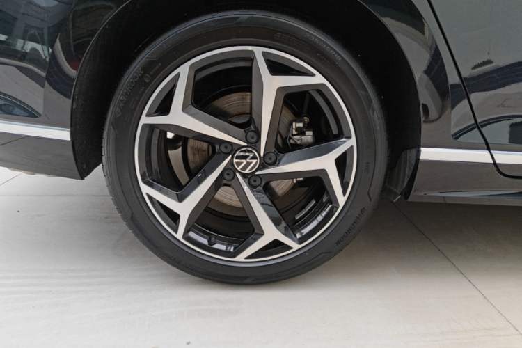Used Volkswagen Magotan 2026 30 Million Vehicles Selected Model 380TSI DSG Luxury Edition Right Rear Wheel Hub