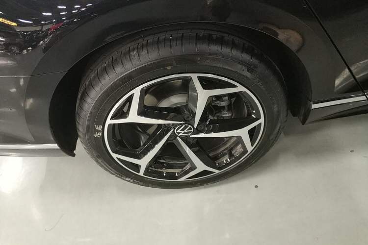 Used Volkswagen Magotan 2026 30 Million Vehicles Selected Model 380TSI DSG Luxury Edition Right Rear Wheel Hub