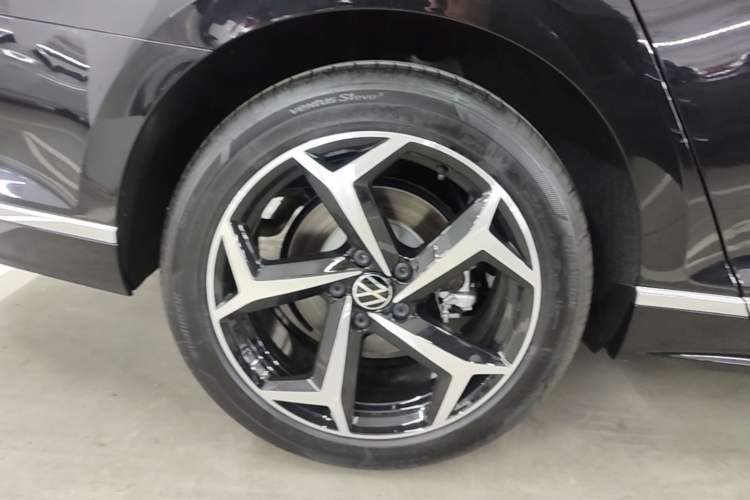 Used Volkswagen Magotan 2026 30 Million Vehicles Selected Model 380TSI DSG Luxury Edition Right Rear Wheel Hub