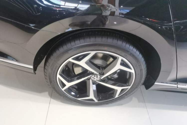 Used Volkswagen Magotan 2026 30 Million Vehicles Selected Model 380TSI DSG Luxury Edition Right Rear Wheel Hub