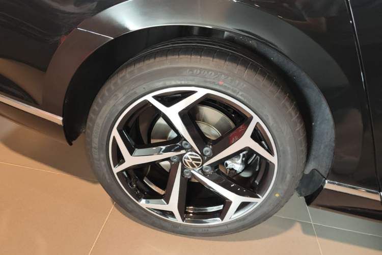 Used Volkswagen Magotan 2026 30 Million Vehicles Selected Model 380TSI DSG Luxury Edition Right Rear Wheel Hub