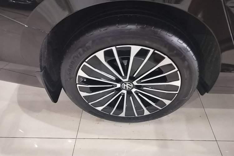 Used Volkswagen Magotan 2026 380TSI DSG Prestige Package—Daimai Package Right Rear Wheel Hub