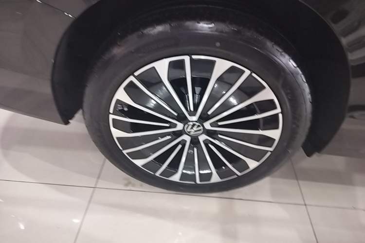 Used Volkswagen Magotan 2026 380TSI DSG Prestige Package—Daimai Package Right Rear Wheel Hub