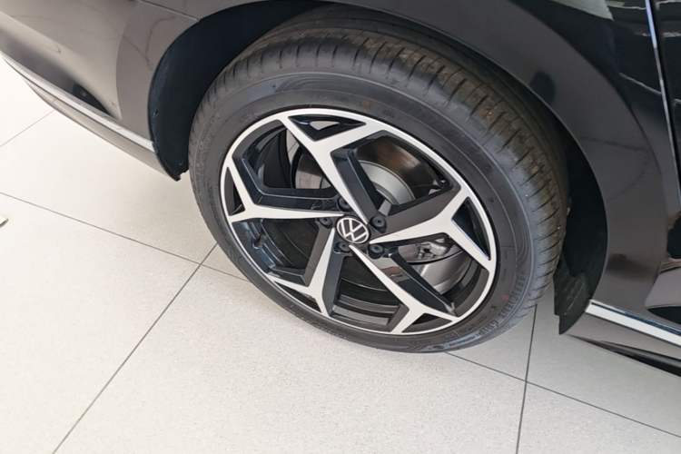 Used Volkswagen Magotan 2026 30 Million Vehicles Selected Model 380TSI DSG Luxury Edition Right Rear Wheel Hub