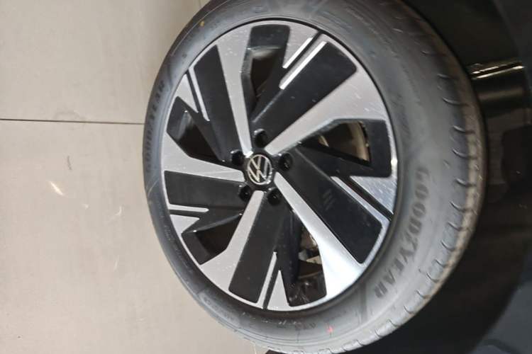 Used Volkswagen Magotan 2026 300TSI Premium Edition Eye-Catching Package Right Rear Wheel Hub