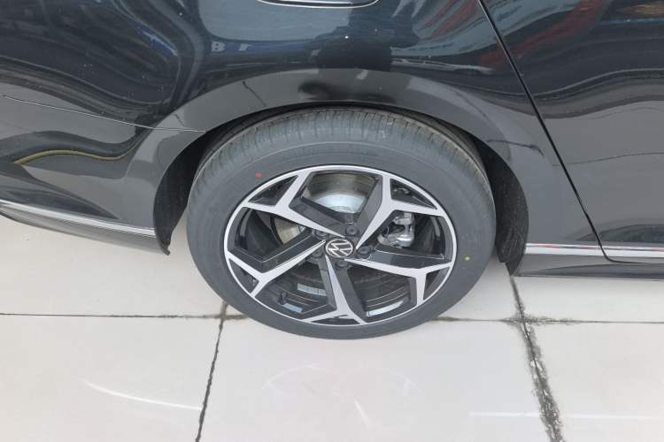 Used Volkswagen Magotan 2026 30 Million Vehicles Selected Model 280TSI DSG Luxury Edition Right Rear Wheel Hub