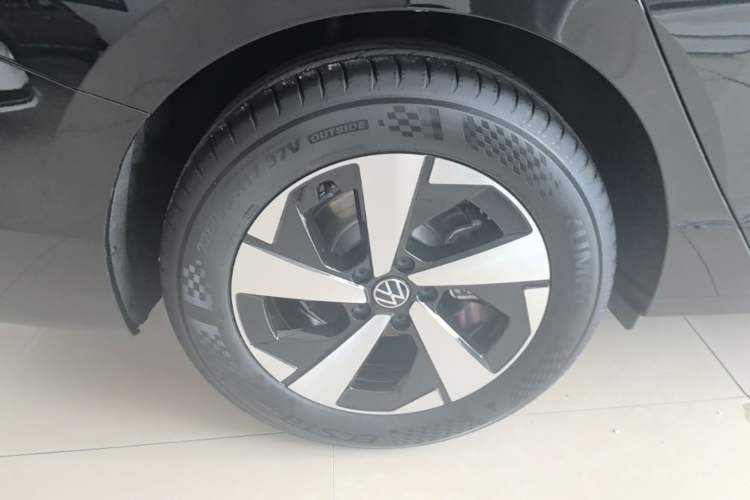 Used Volkswagen Magotan 2026 300TSI Premium Edition Eye-Catching Package Right Rear Wheel Hub