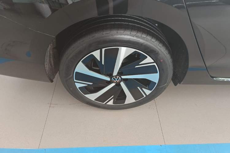 Used Volkswagen Magotan 2026 300TSI Premium Edition Eye-Catching Package Right Rear Wheel Hub