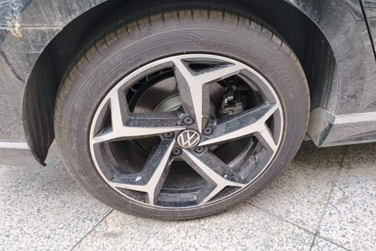 Used Volkswagen Magotan 2026 30 Million Vehicles Selected Model 380TSI DSG Luxury Edition Right Rear Wheel Hub