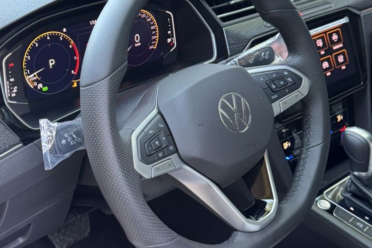 Used Volkswagen Magotan 2026 30 Million Vehicles Selected Model 380TSI DSG Luxury Edition Steering Wheel