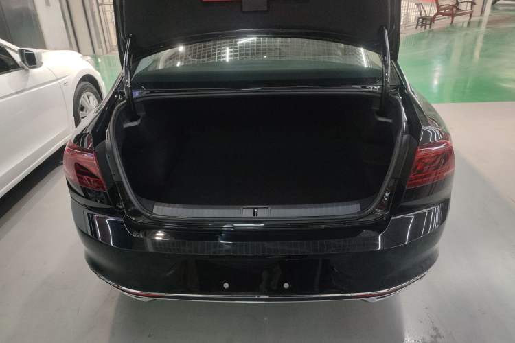 Used Volkswagen Magotan 2026 30 Million Vehicles Selected Model 380TSI DSG Luxury Edition Trunk
