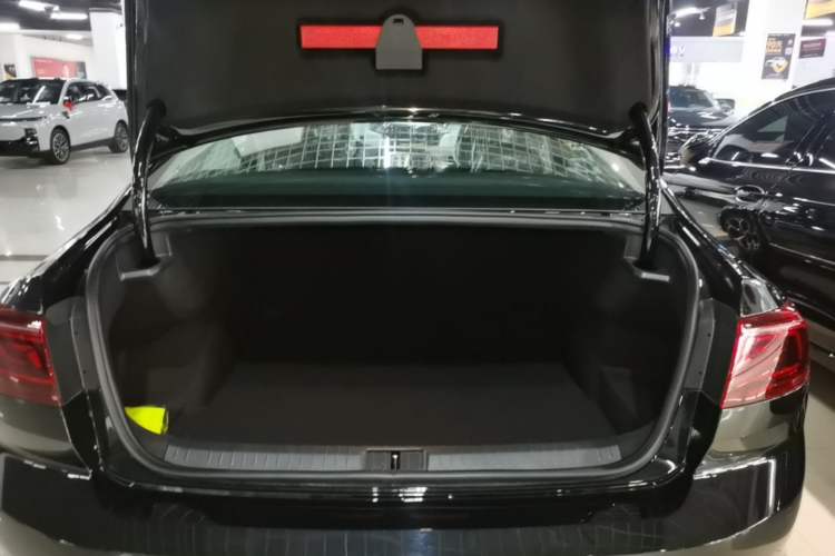 Used Volkswagen Magotan 2026 30 Million Vehicles Selected Model 380TSI DSG Luxury Edition Trunk