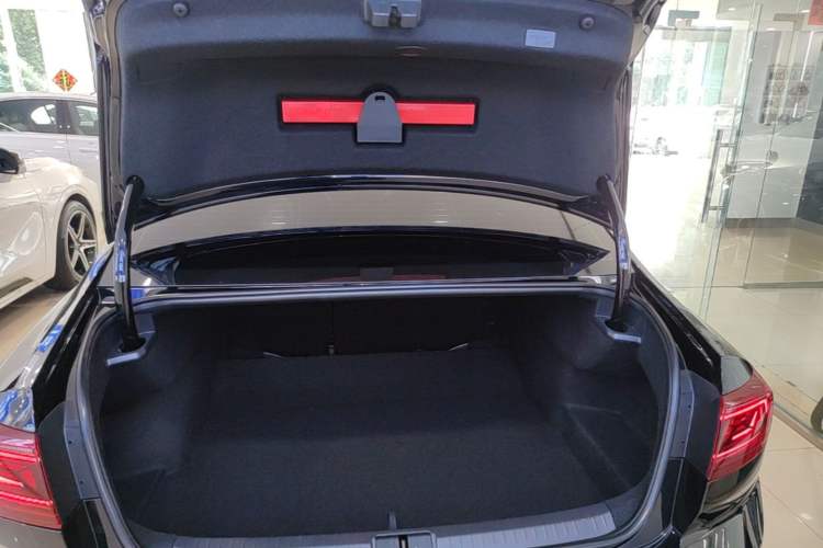 Used Volkswagen Magotan 2026 30 Million Vehicles Selected Model 380TSI DSG Luxury Edition Trunk