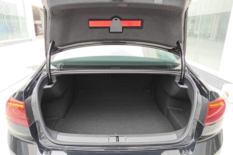 Used Volkswagen Magotan 2026 30 Million Vehicles Selected Model 380TSI DSG Luxury Edition Trunk